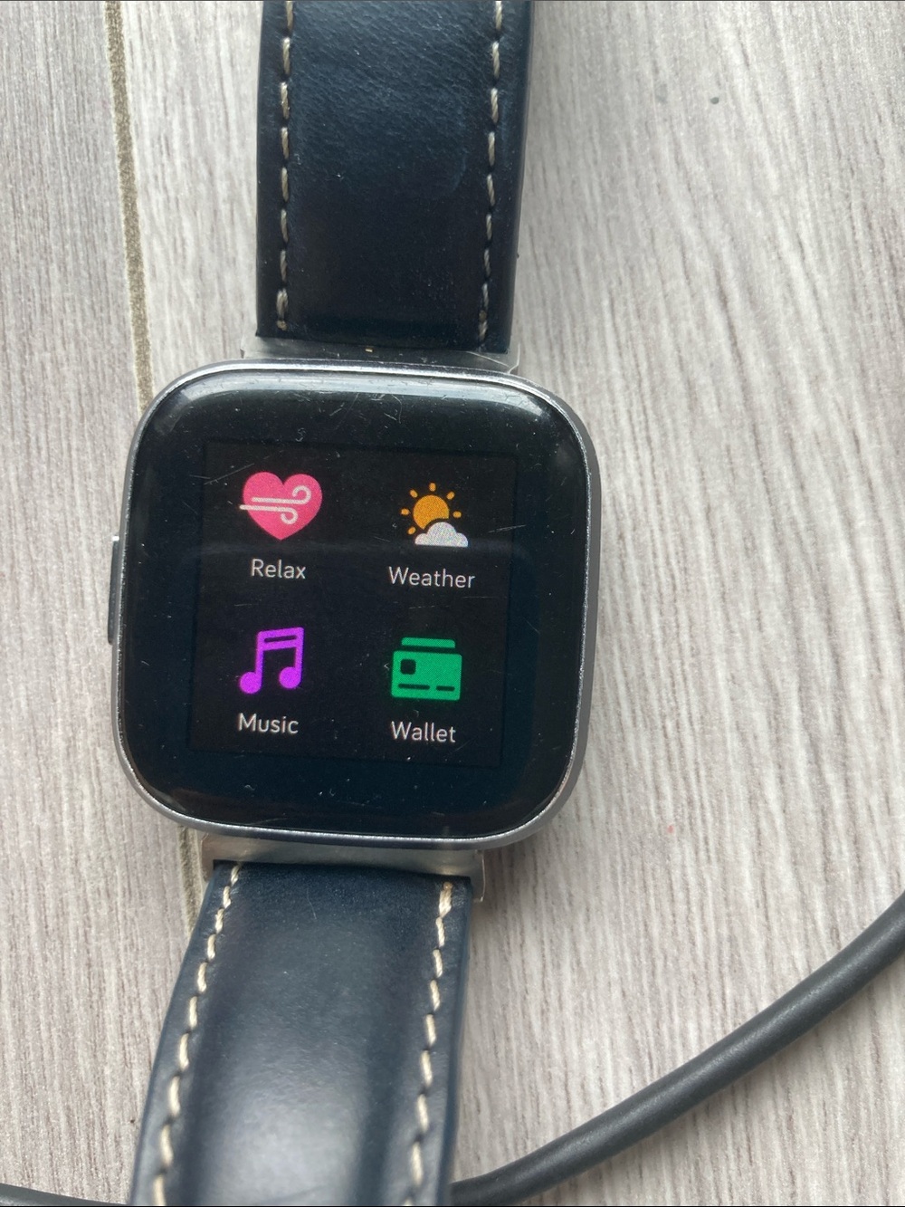 Fitbit versa 2 smartwatch, includes charger, 8-10 straps/bands - Picture 9 of 12